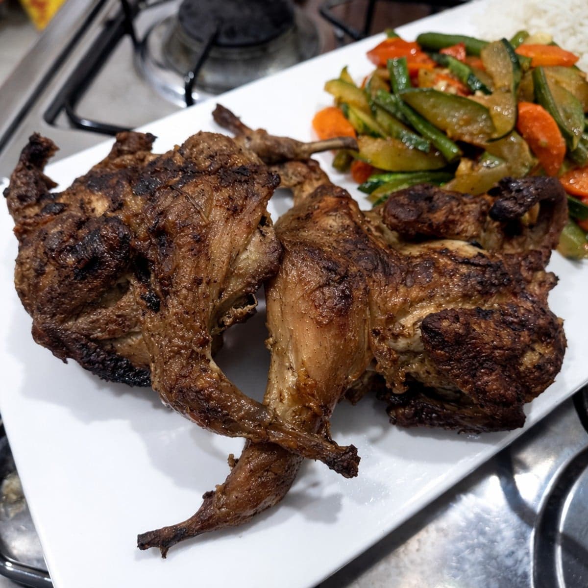 Cailles rôties légumes poêlées riz nature