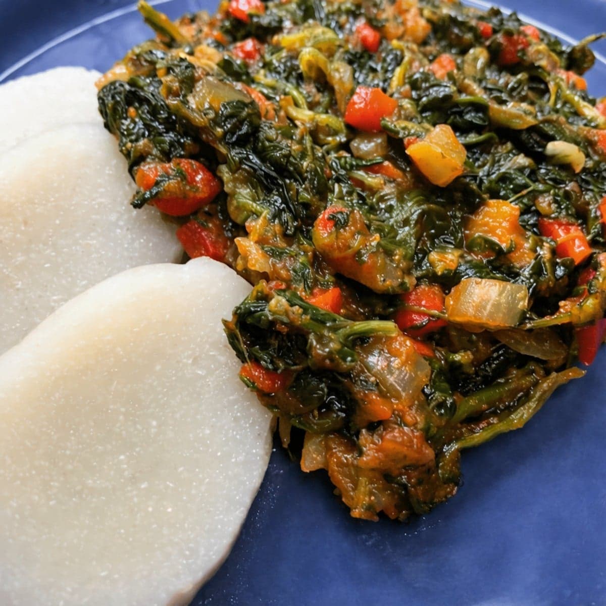Chikwangue et sauce épinards : recette congolaise facile