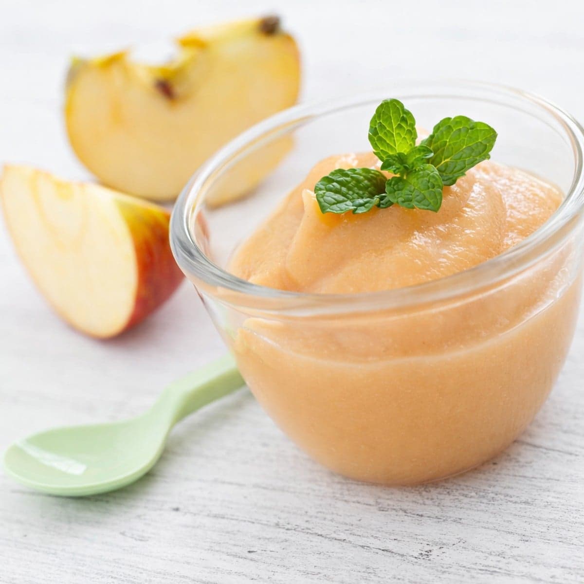 Comment faire de la purée de pommes pour les bébés.
