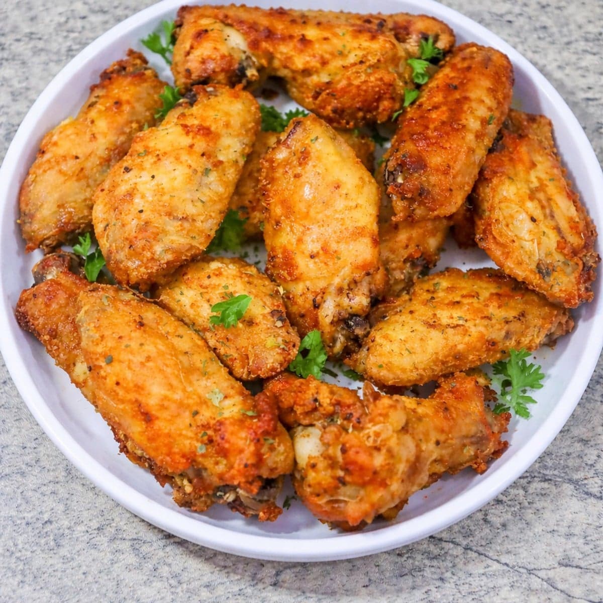 De délicieuses ailes de poulet.