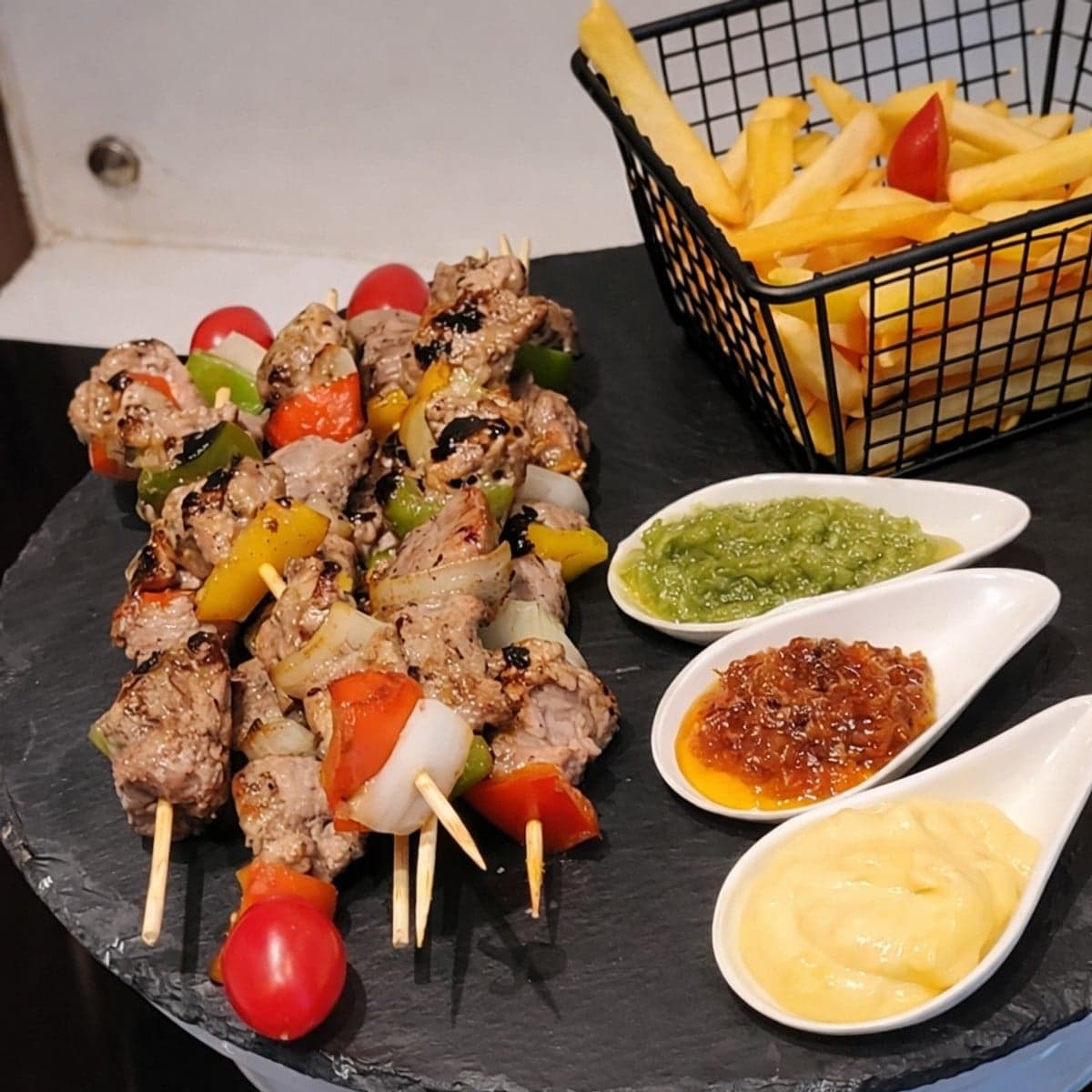 Des brochettes de boeuf à la poêle