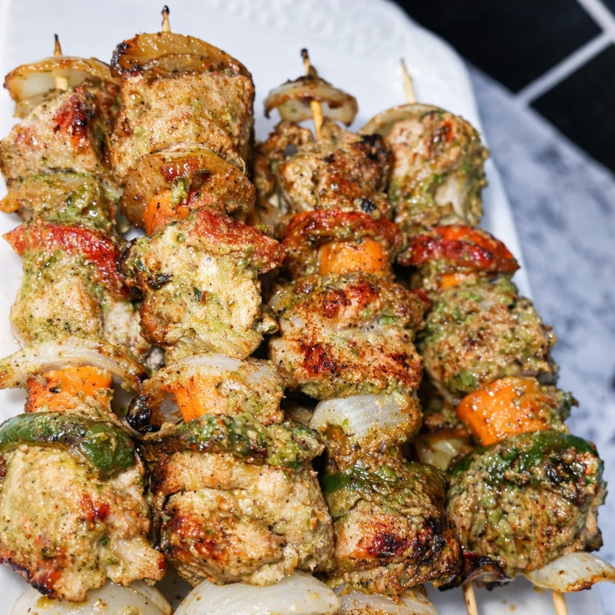 Des brochettes à la poêle hyper savoureuse, facile et rapide.