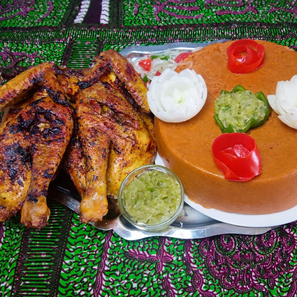 Djenkoume au poulet, crudités, piment vert