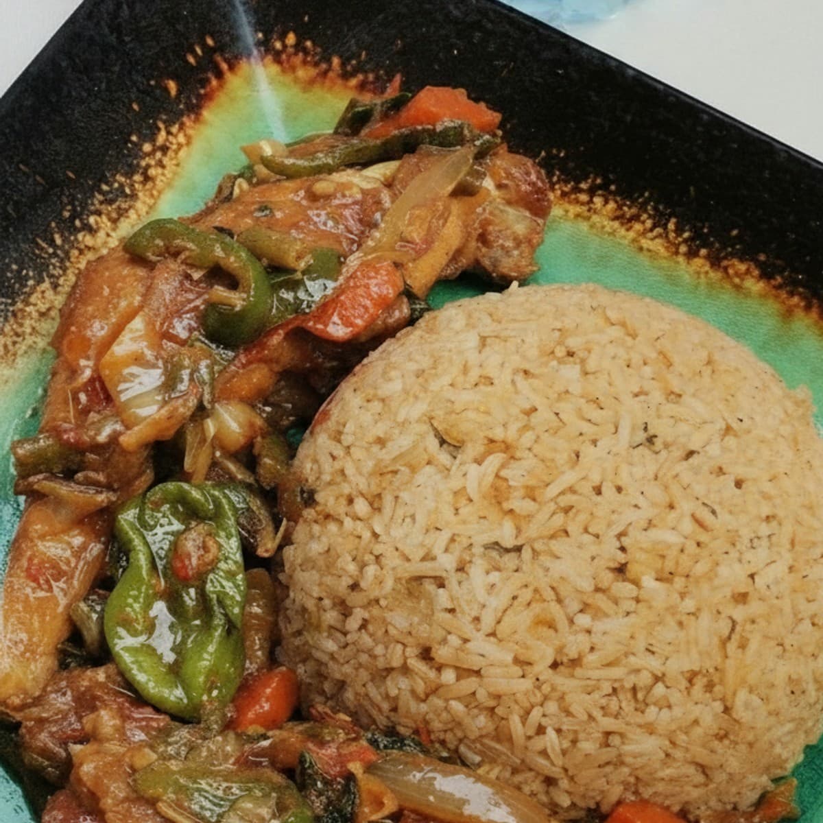 Du poulet sauté accompagnés de riz gras 😋