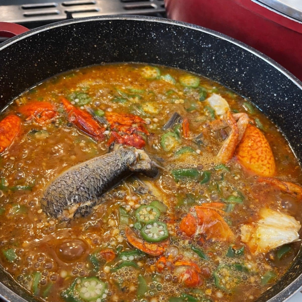 Duo de gombo frais et sec au poisson et crabes