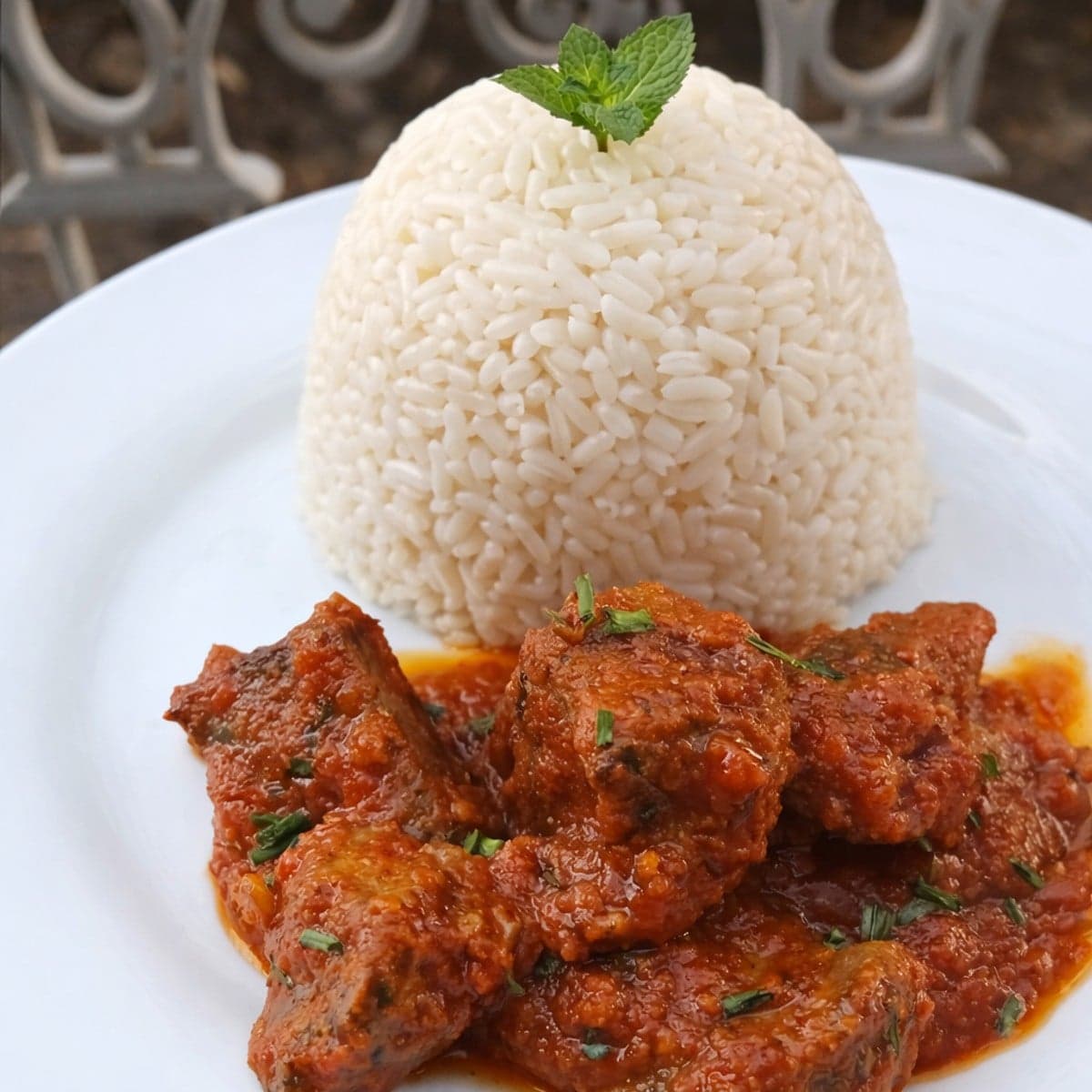 Foie de bœuf en sauce tomate : recette savoureuse