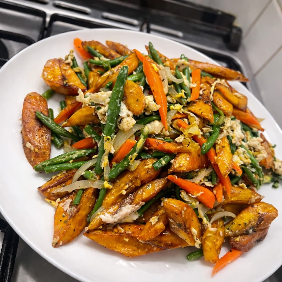 Frites de plantain aux légumes et œufs simple , rapide et bon 🍅🥰🥰