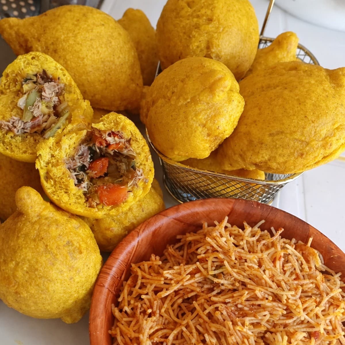 Galettes jaune-jaune fourrées au maquereau émietté aux légumes