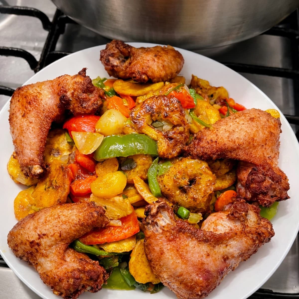 Mélange de banane plantain aux légumes et ses ailes de poulet fris