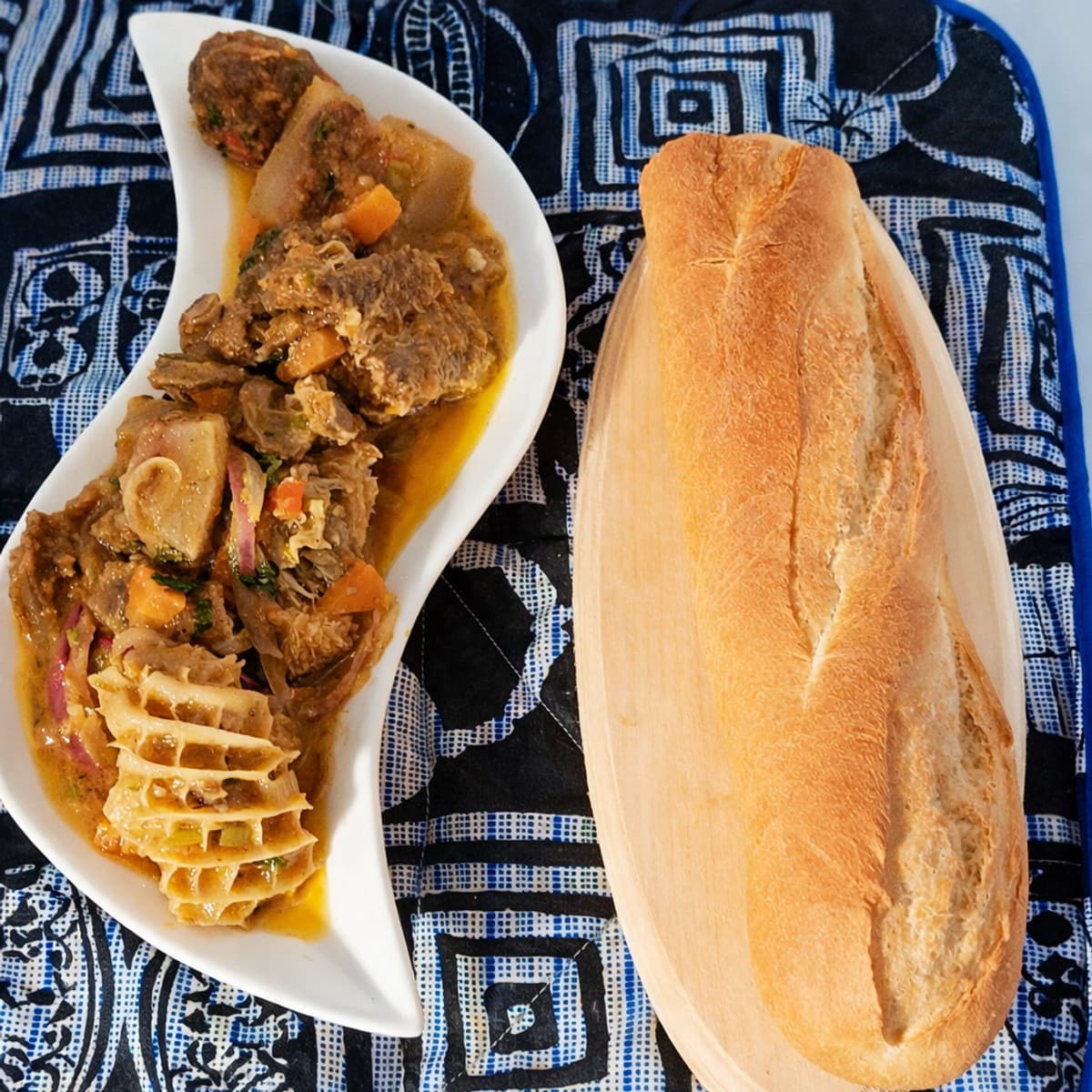 Méli-mélo de viande sautée accompagné d un bon pain croustillant