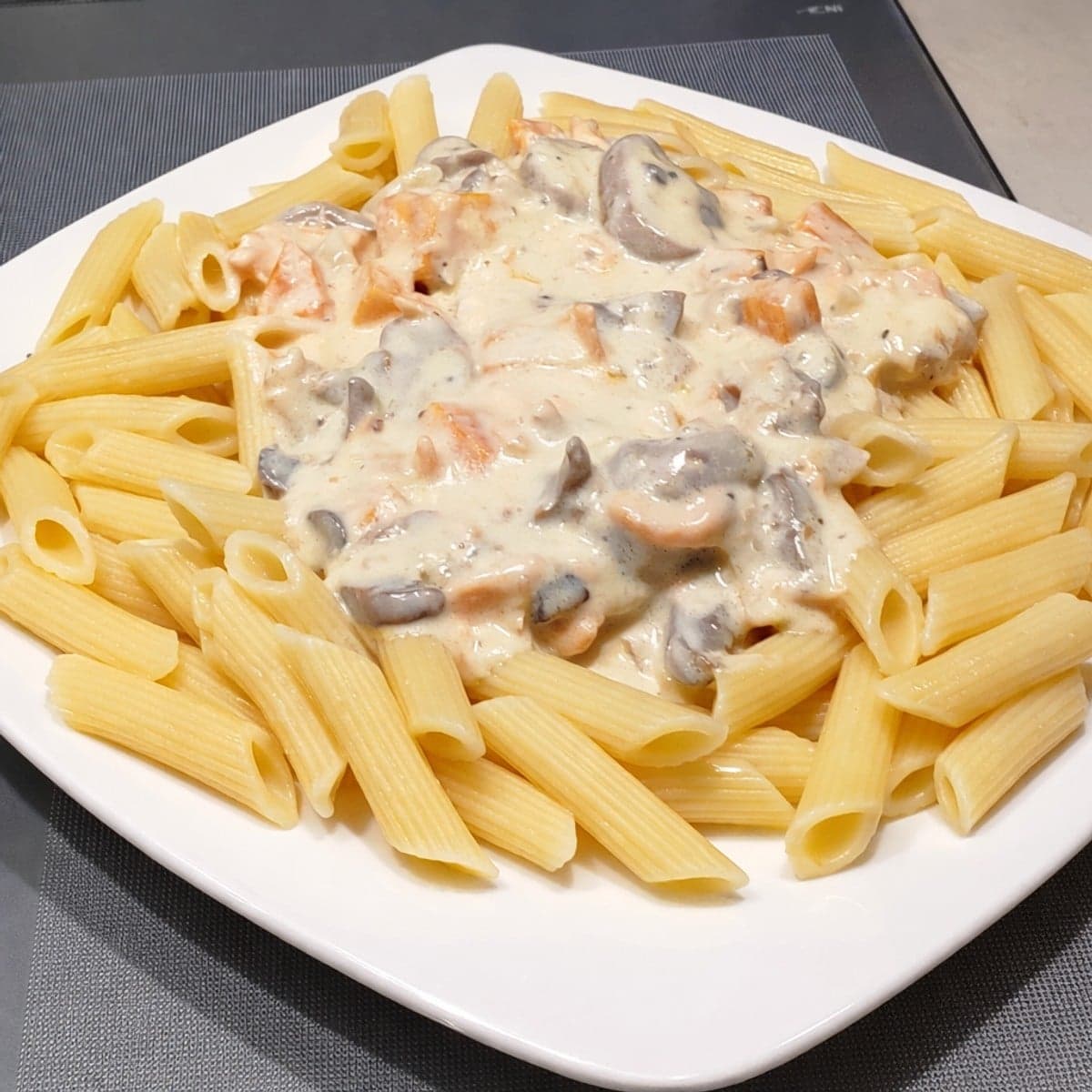 Pâte avec la sauce crémeuse