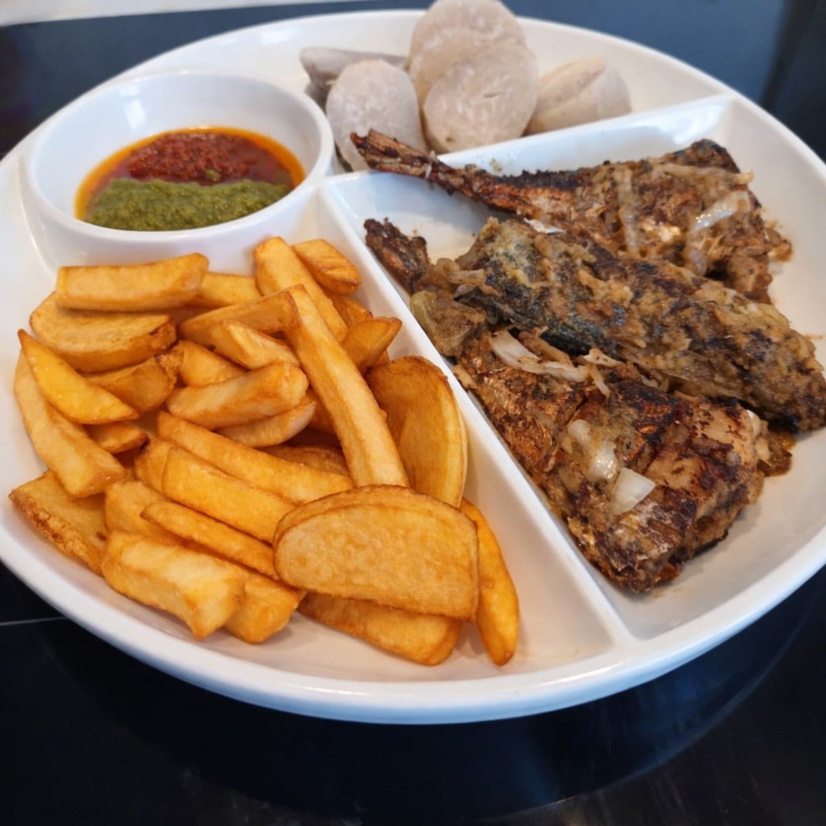 Poisson épicé, frites ou taro vapeur : recette