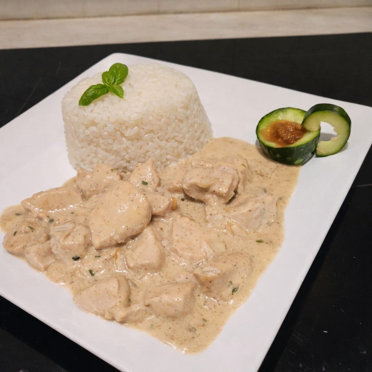 Poulet à la sauce crème / dôme de riz