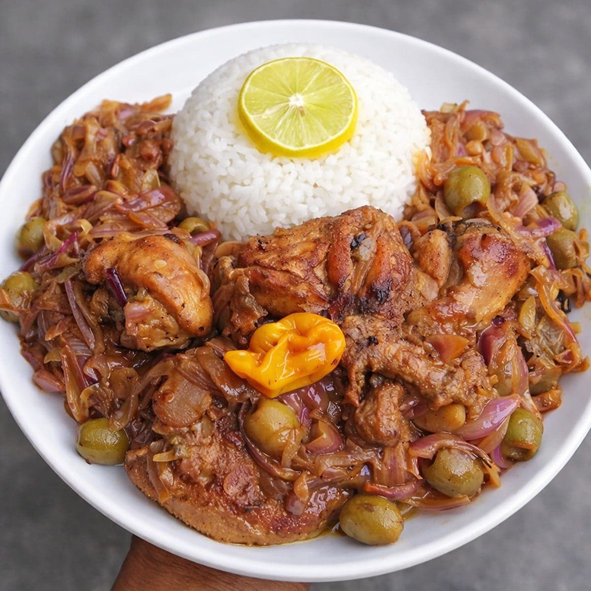 Poulet yassa aux oignons caramélisés : recette sénégalaise