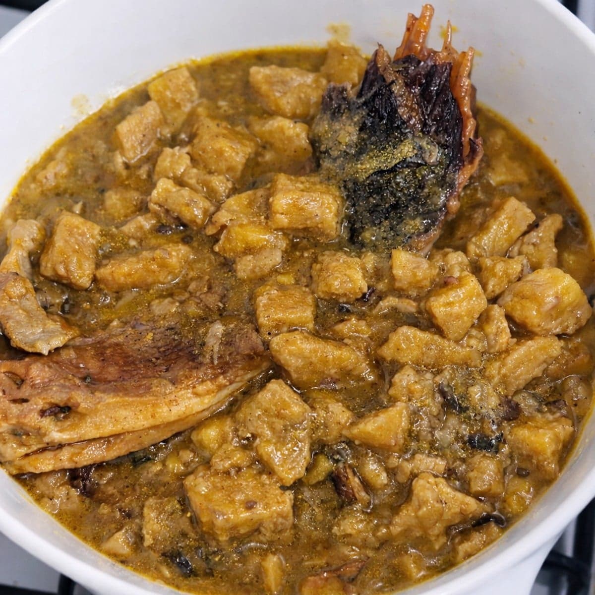 Ragoût de plantain à la raie fumée : recette africaine