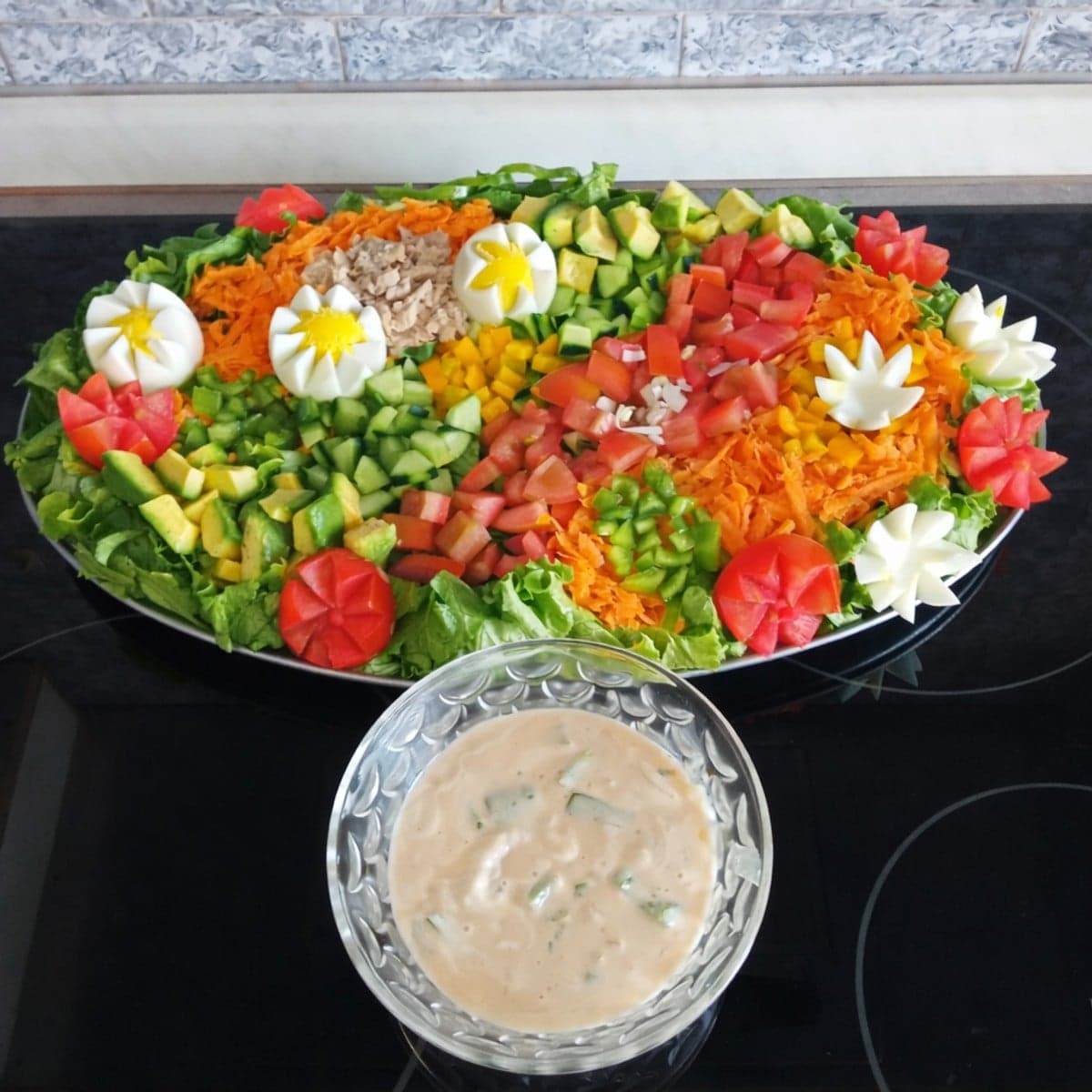 Salade de crudités au thon et œuf dur