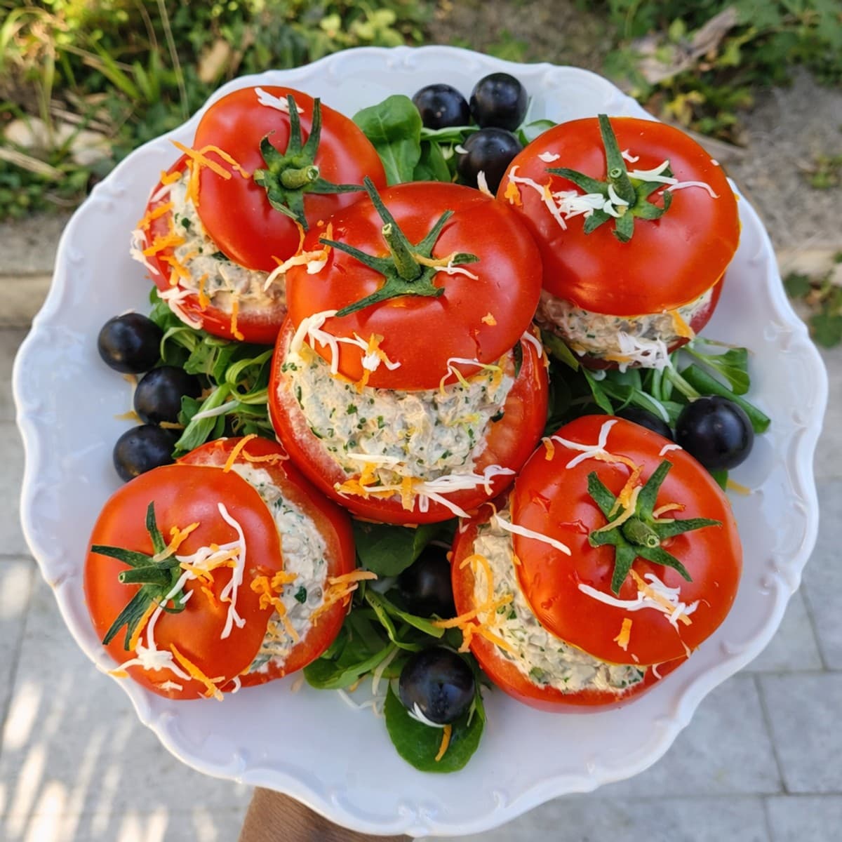 Salade de tomates farcies au thon et champignons de Paris