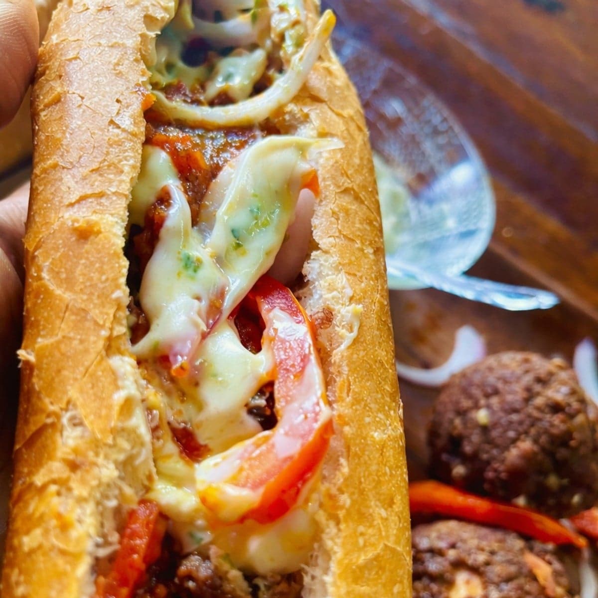 Sandwich aux Œufs Surprises, Sauce Piquante et Vinaigrette Gourmande : Un Pur Régal