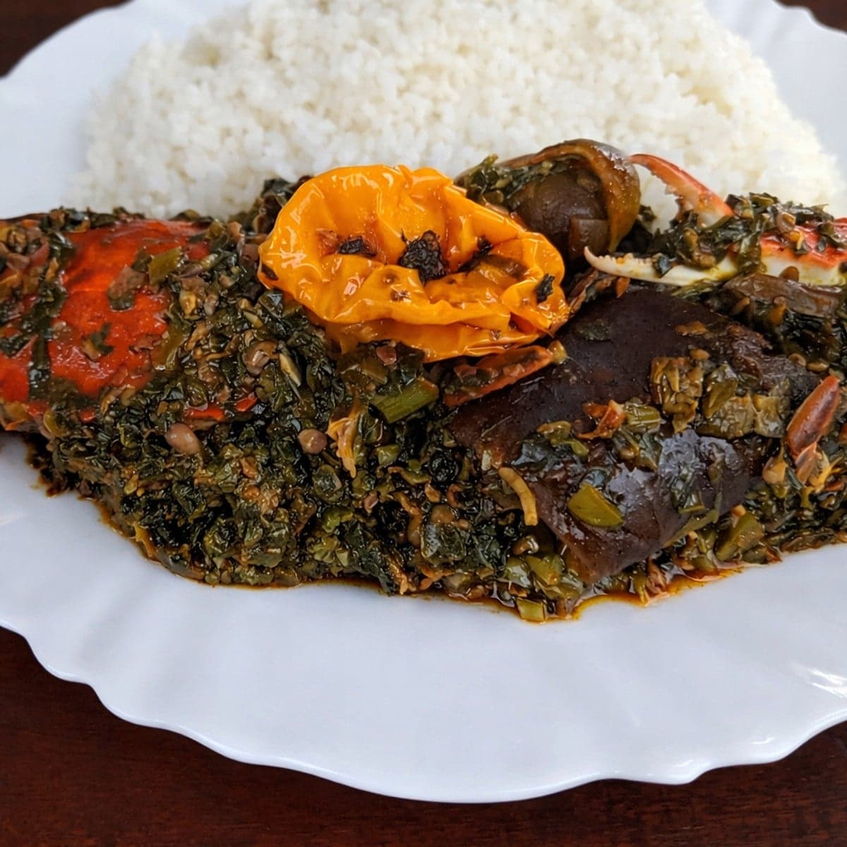 Sauce feuilles de patates avec de l’huile de palme rouge