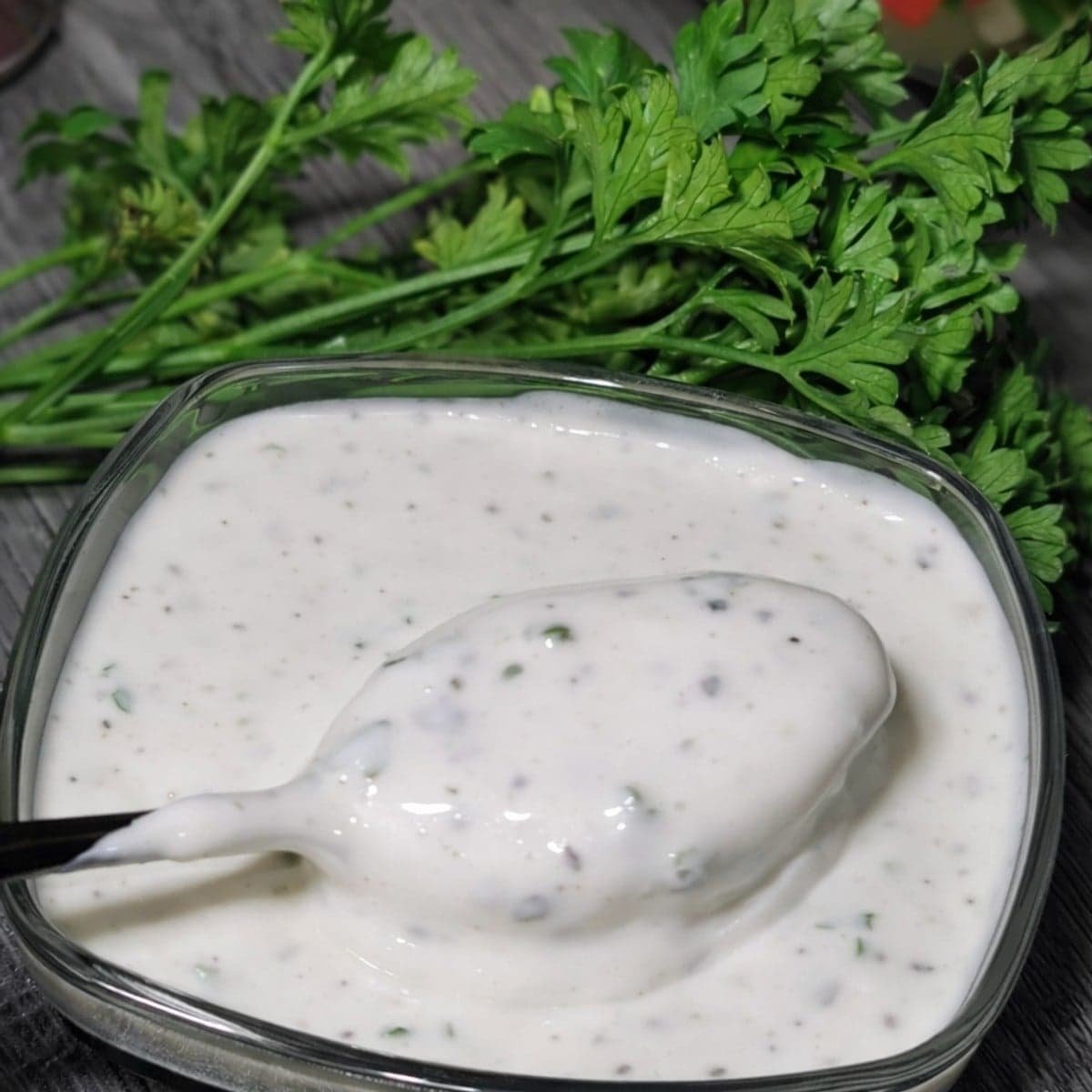 Sauce vinaigrette à la crème fraîche.