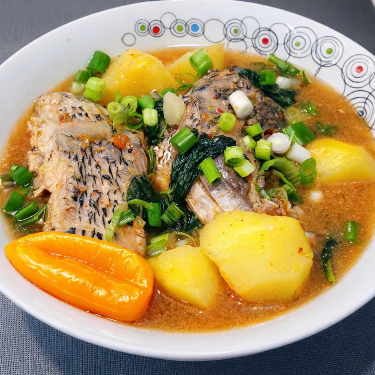 Soupe de poisson frais avec quelques feuilles fraîches de basilic