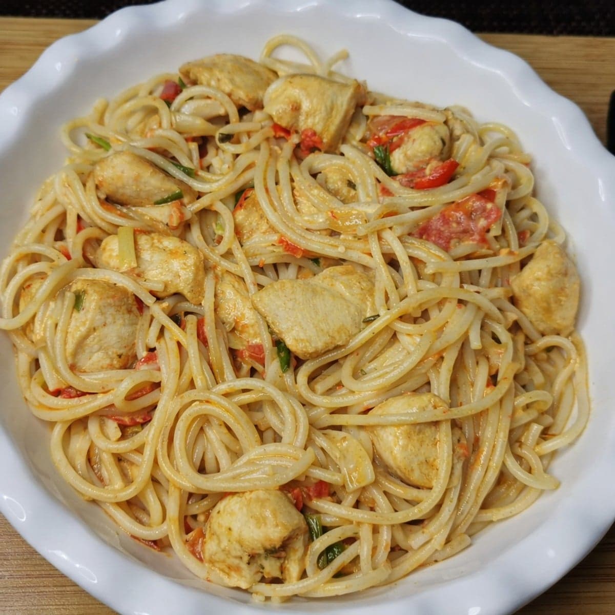 Spaghetti aux blanc de poulet et crème fraîche.