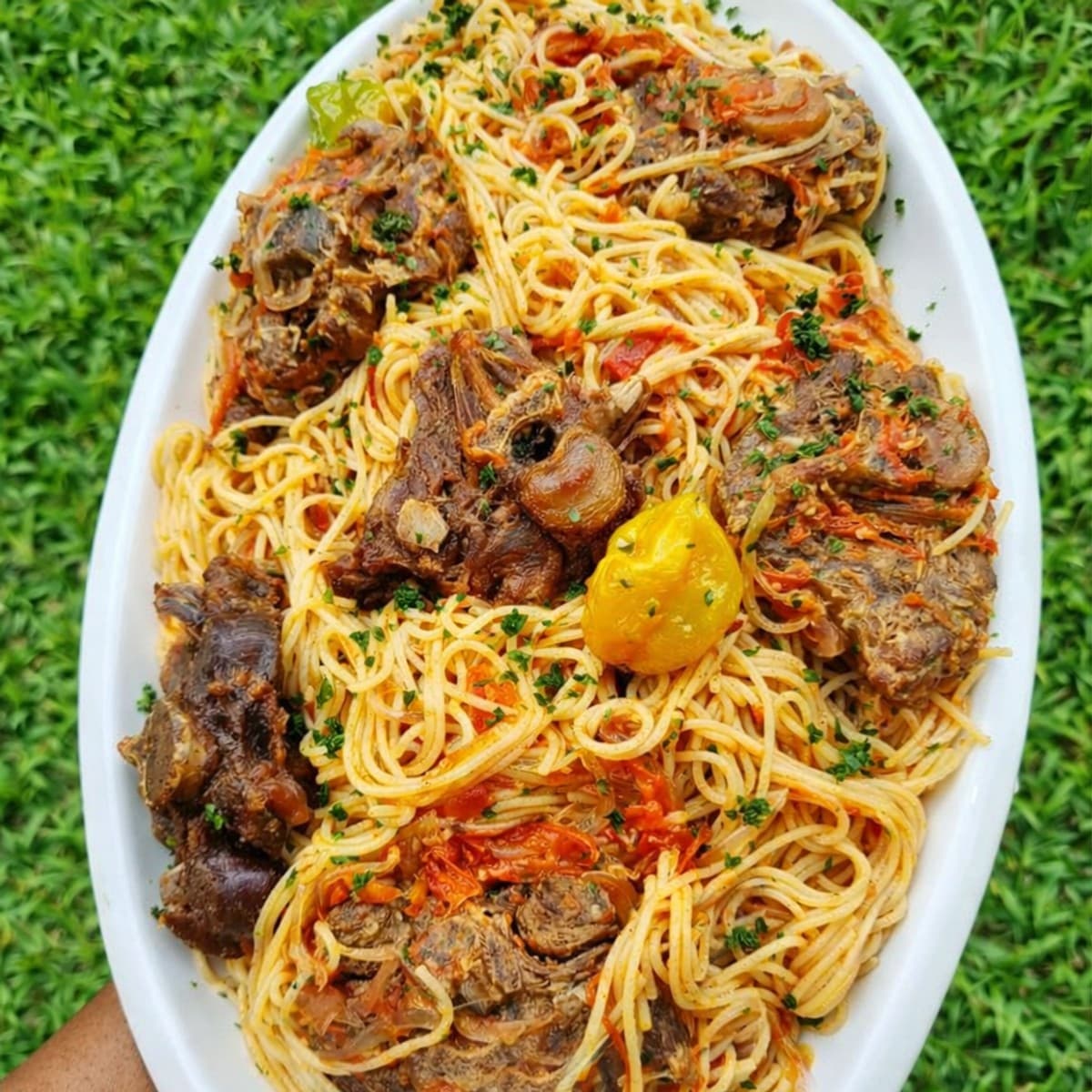 Spaghetti sauté à la tomate et viande de mouton