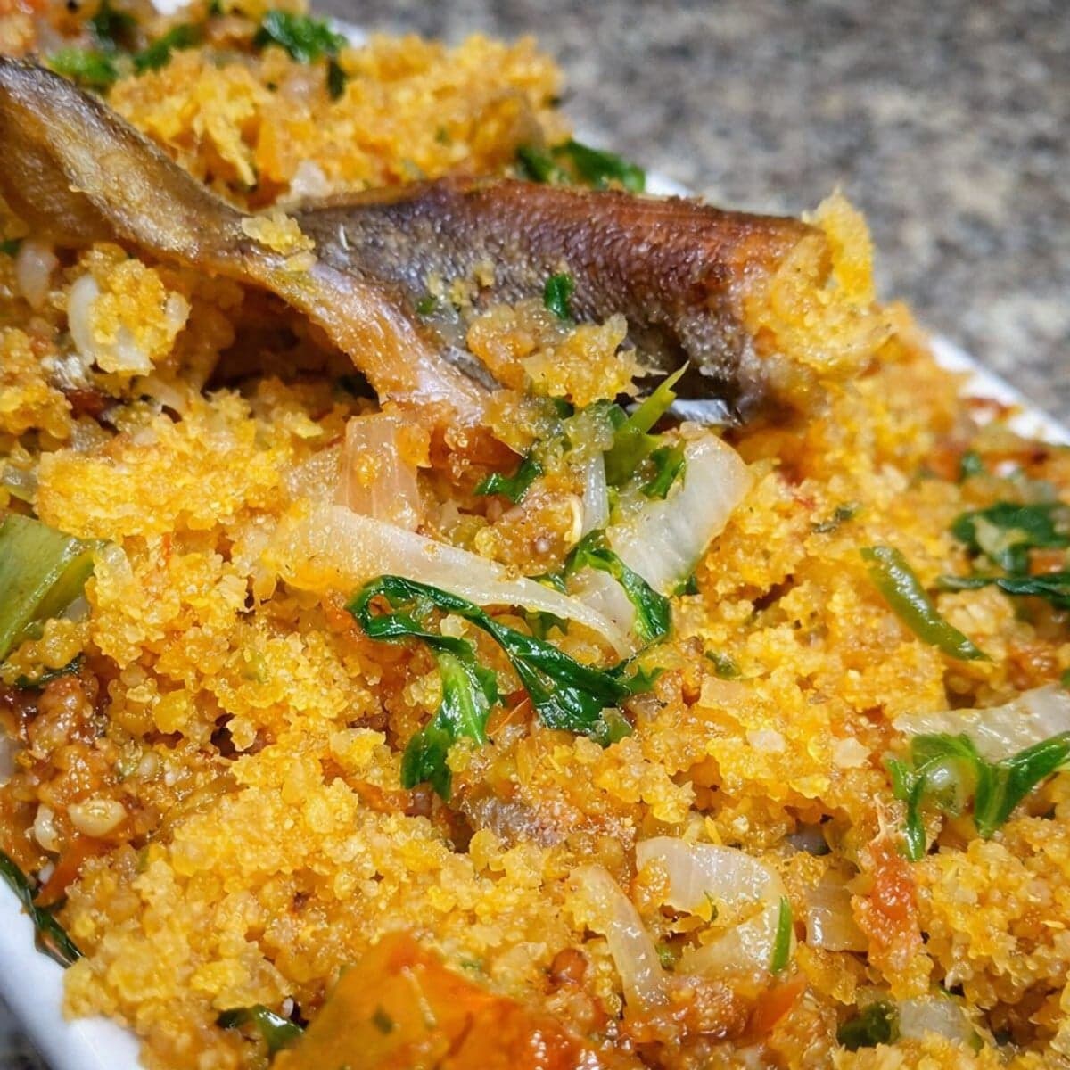 Tapioca (Gari) Sauté à Ma Façon avec Feuilles de Laitue : Un Délice Revisité