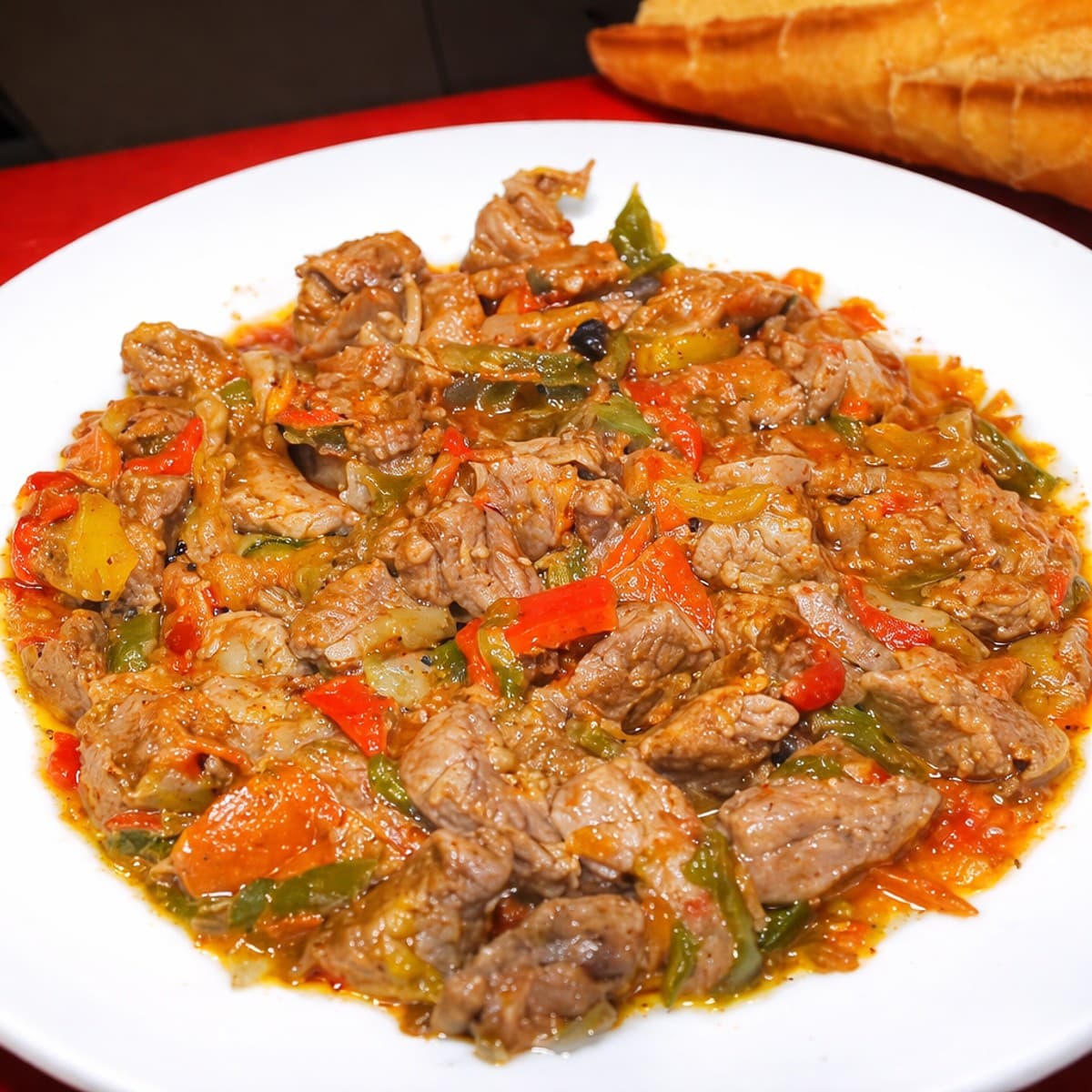 Viande de Bœuf Sauté avec Pain Chaud