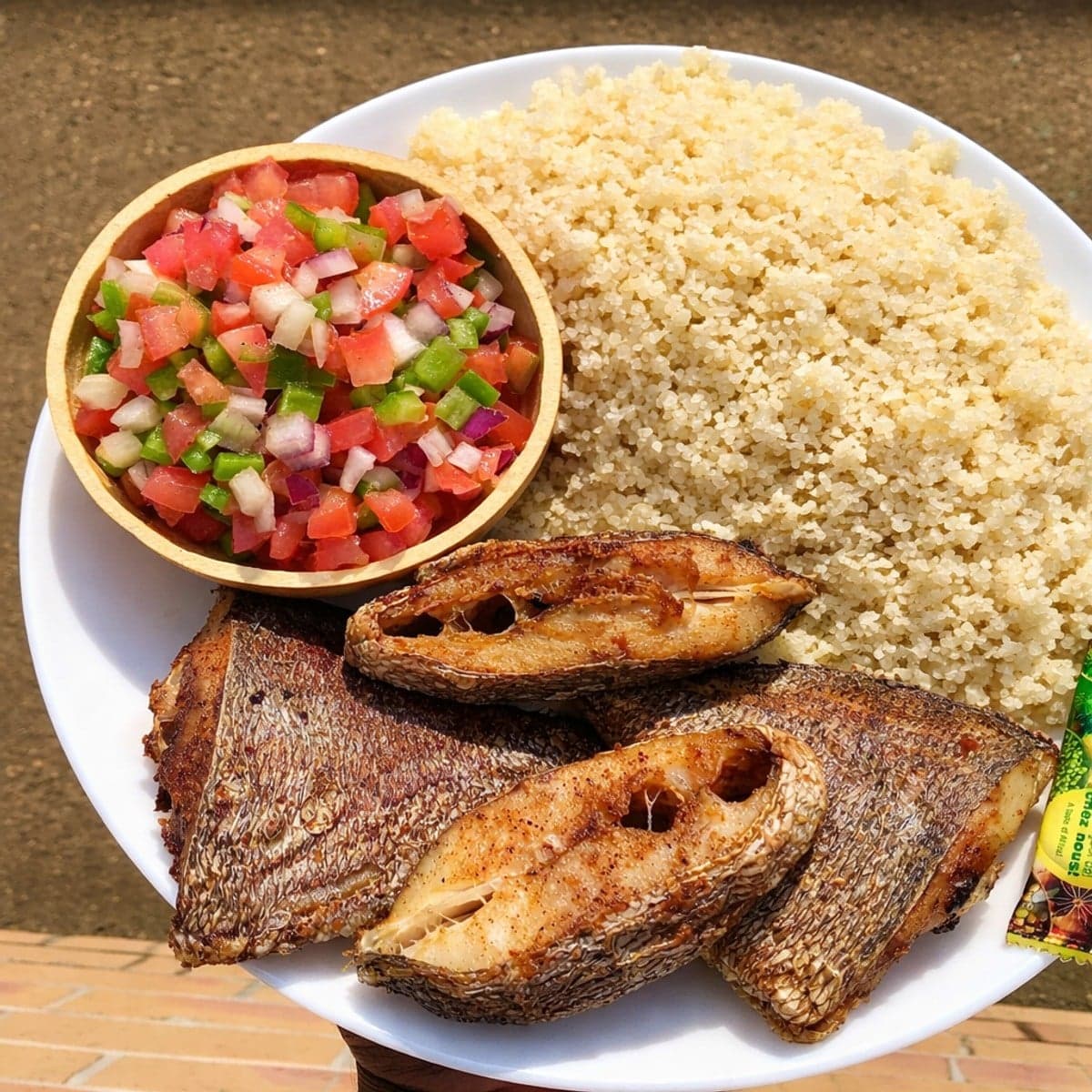 Attiéké + Poisson frit + Crudités