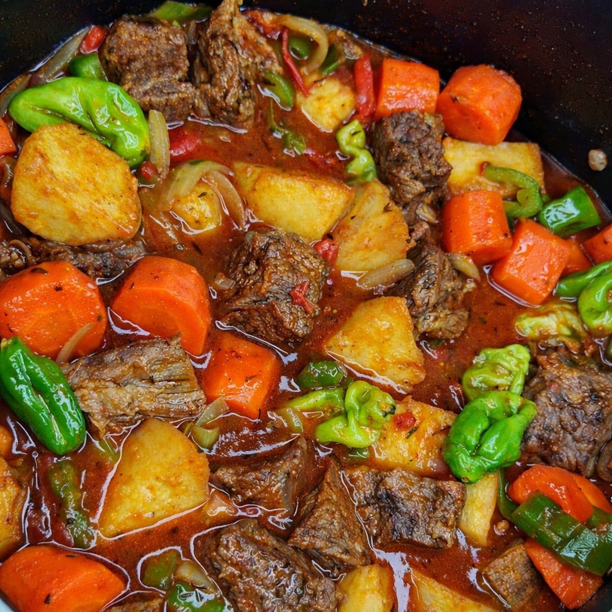 Délicieux ragoût de bœuf aux pommes de terre et carottes.