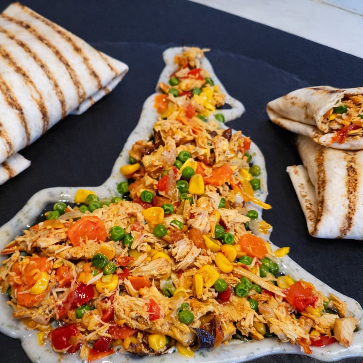 Dés de poulet aux légumes et galettes de blé : un festin léger et savoureux