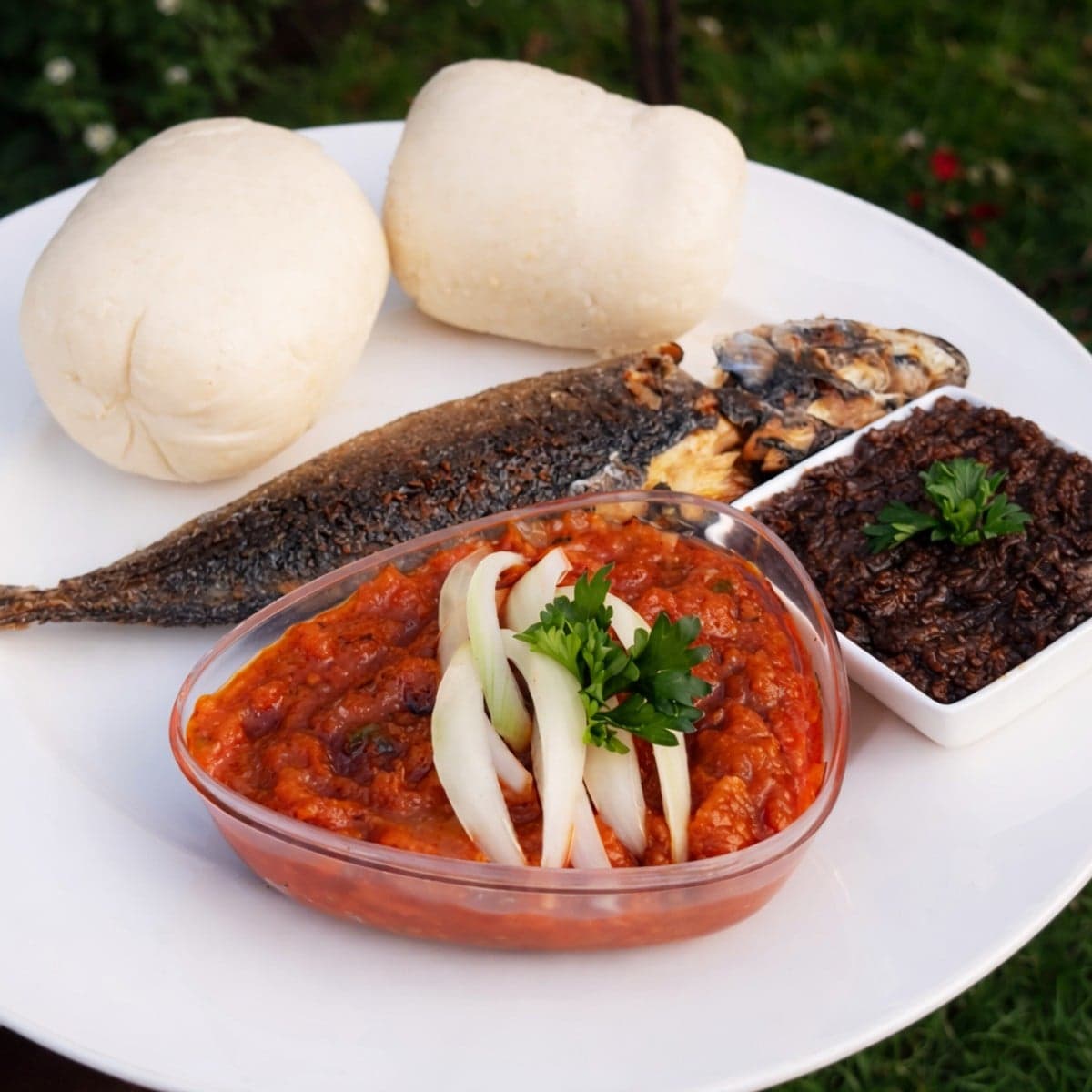 Donkounou avec son piment noir et sa sauce tomate
