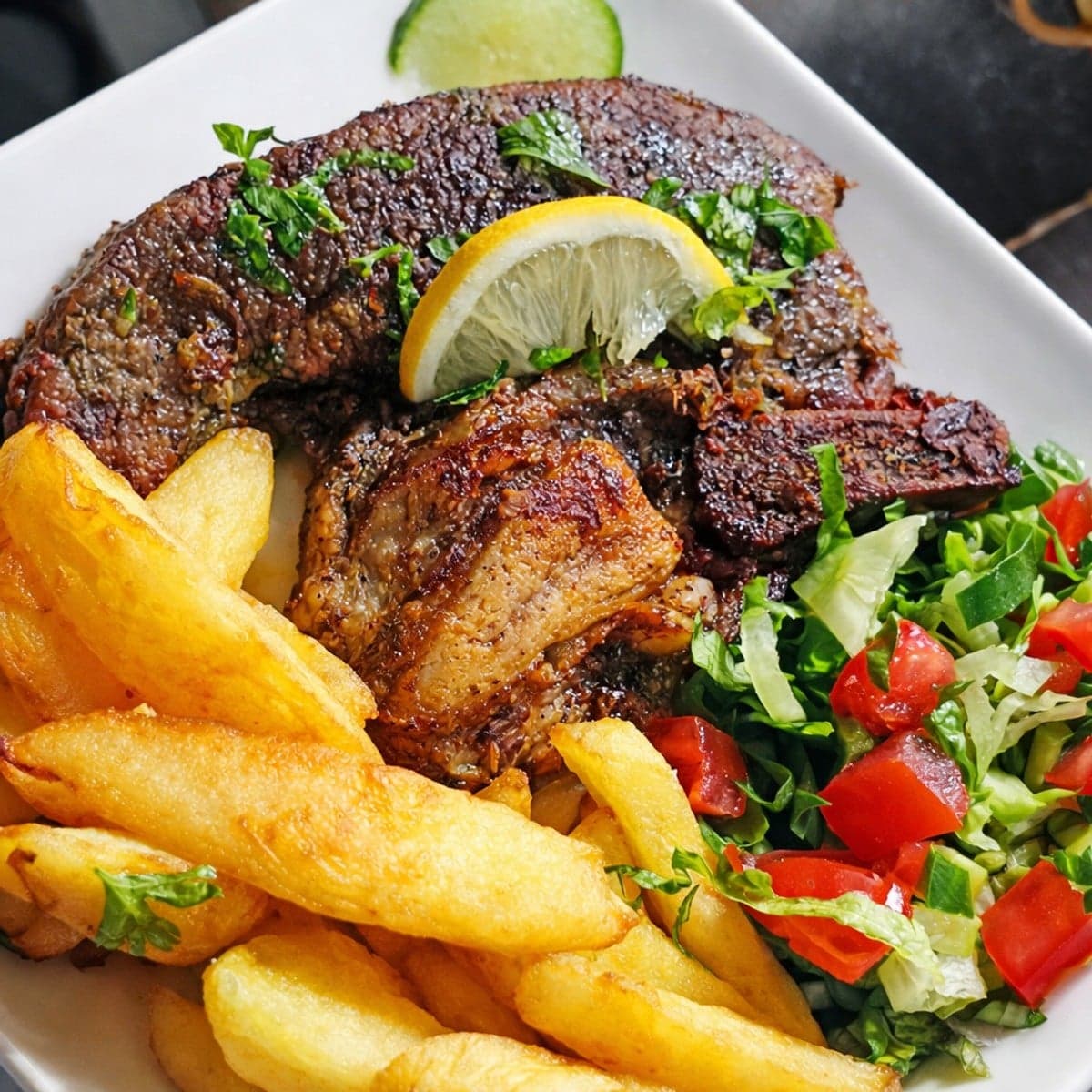 Entrecôte de boeuf au four accompagnés des frites et une petite salade 🥗