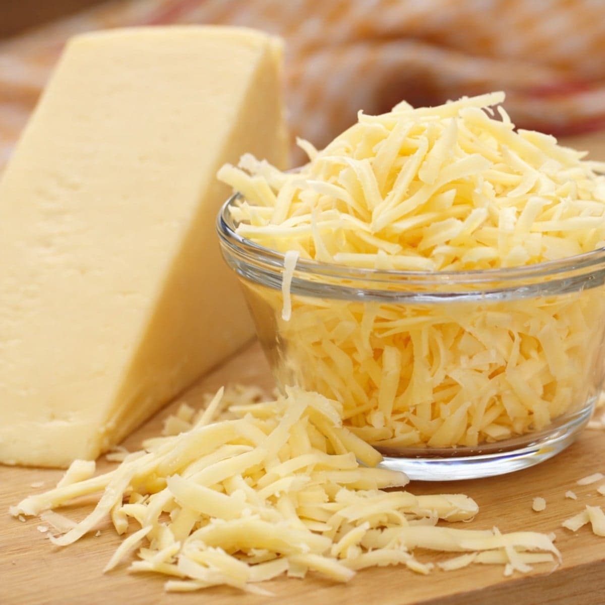 La meilleure façon de râper le fromage sans râpe.