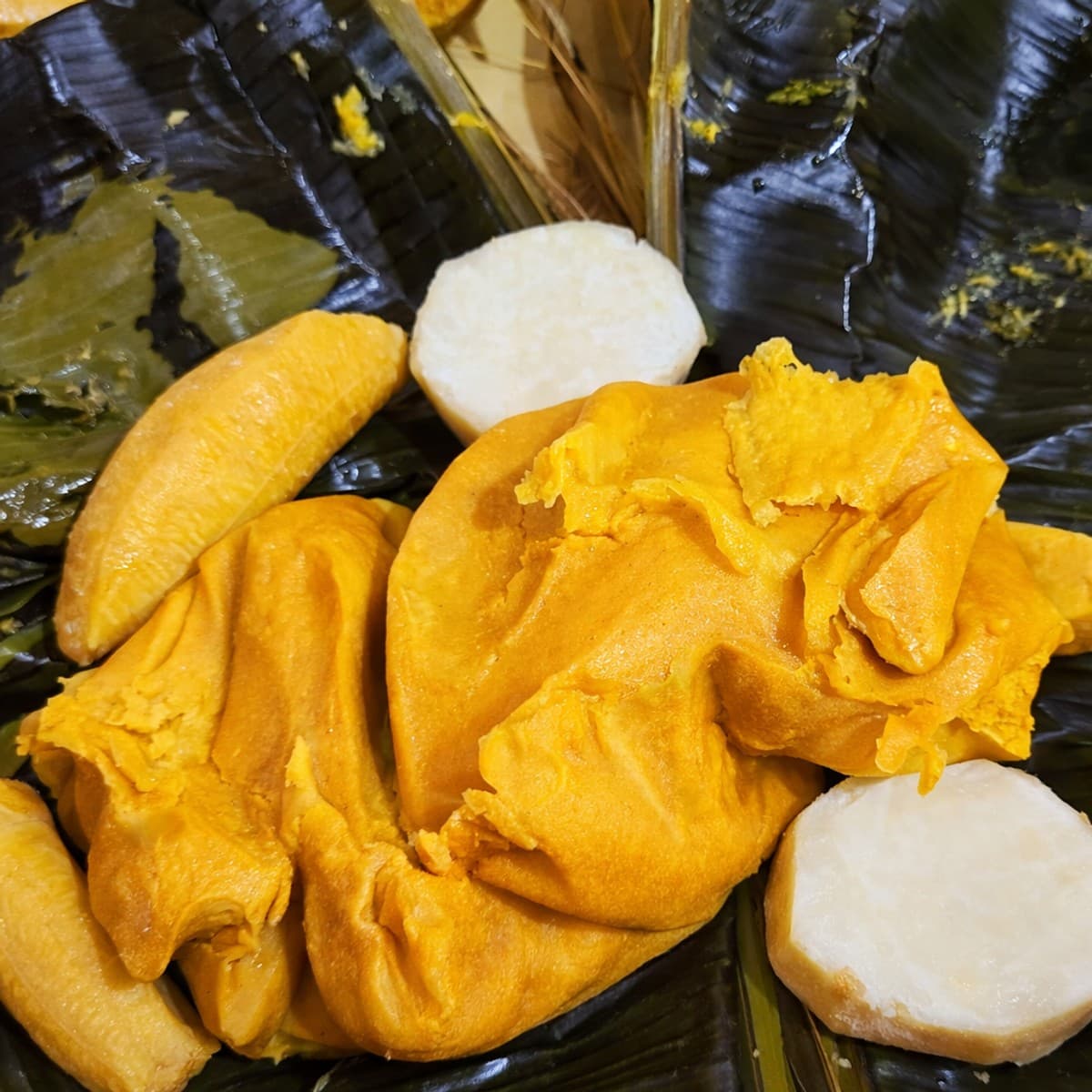 Le fameux koki ( met de haricot en papillote) , avec igname ou plantain mûr.