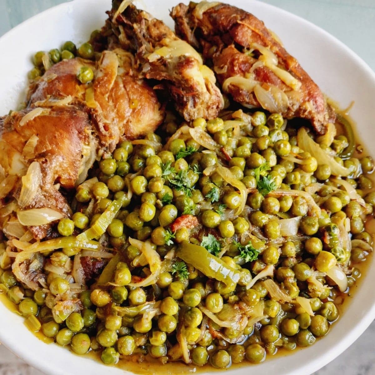 Petits pois au poulet : recette simple et savoureuse