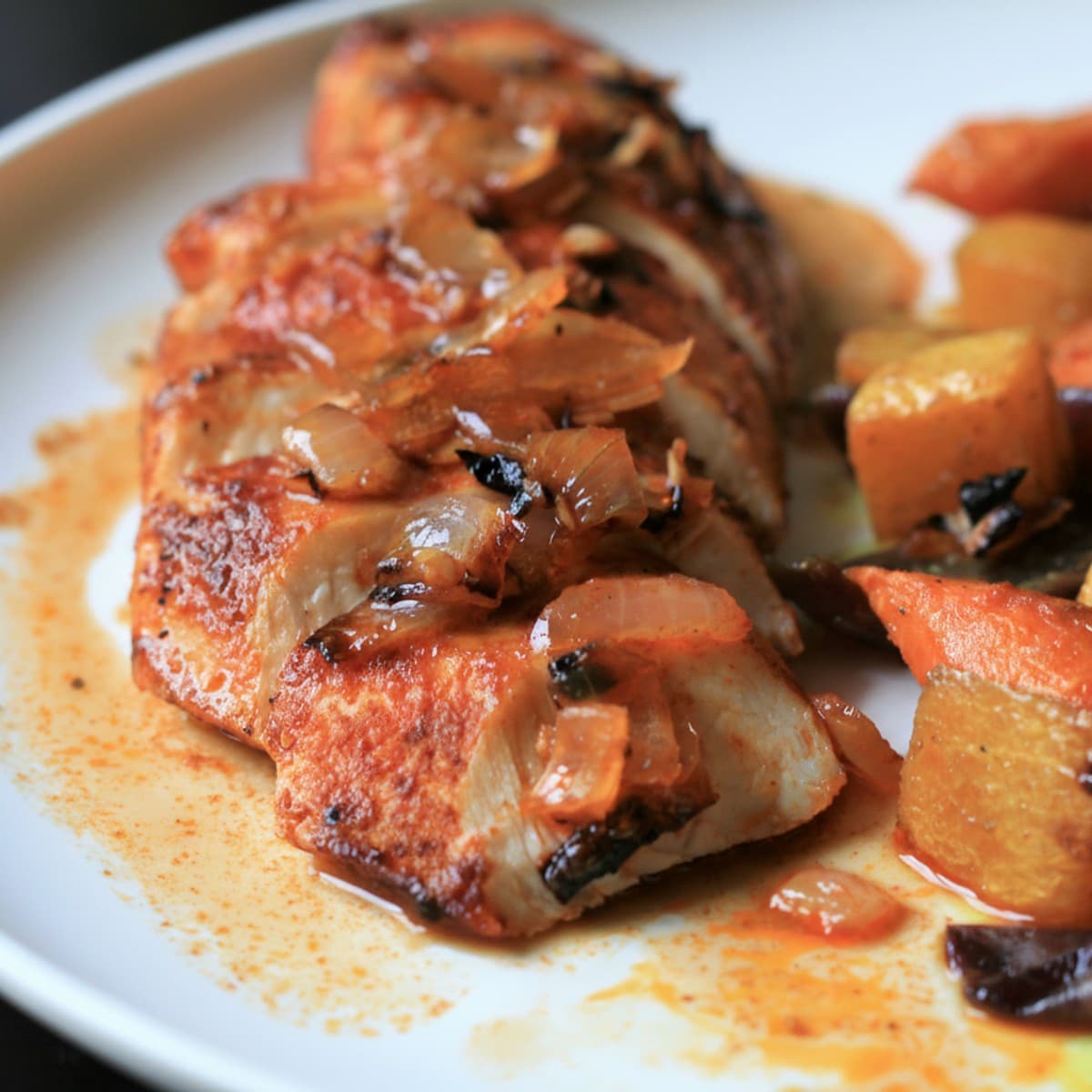 Poitrines de poulet grillées au paprika, citron et au poivre