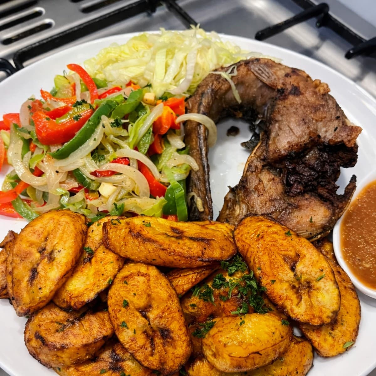 Poisson chat frit et ses légumes accompagné de bananes plantain et son piment 🥰🥰