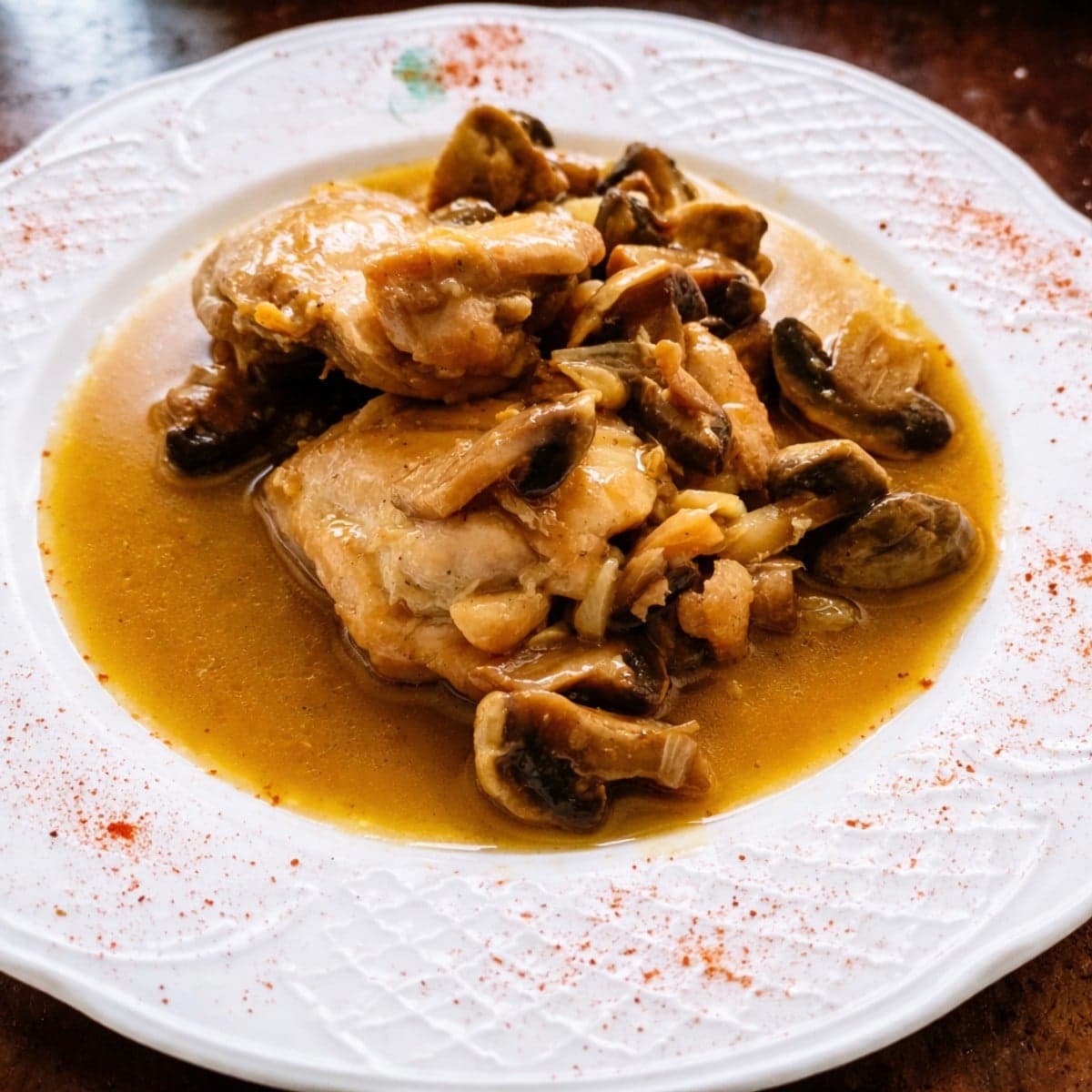 Poulet à l’ail et champignons : recette parfumée