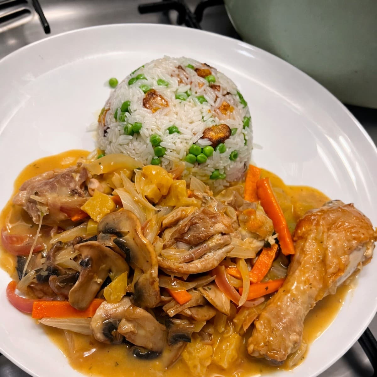 Poulet à l’ananas , aux champignons et aux oignons