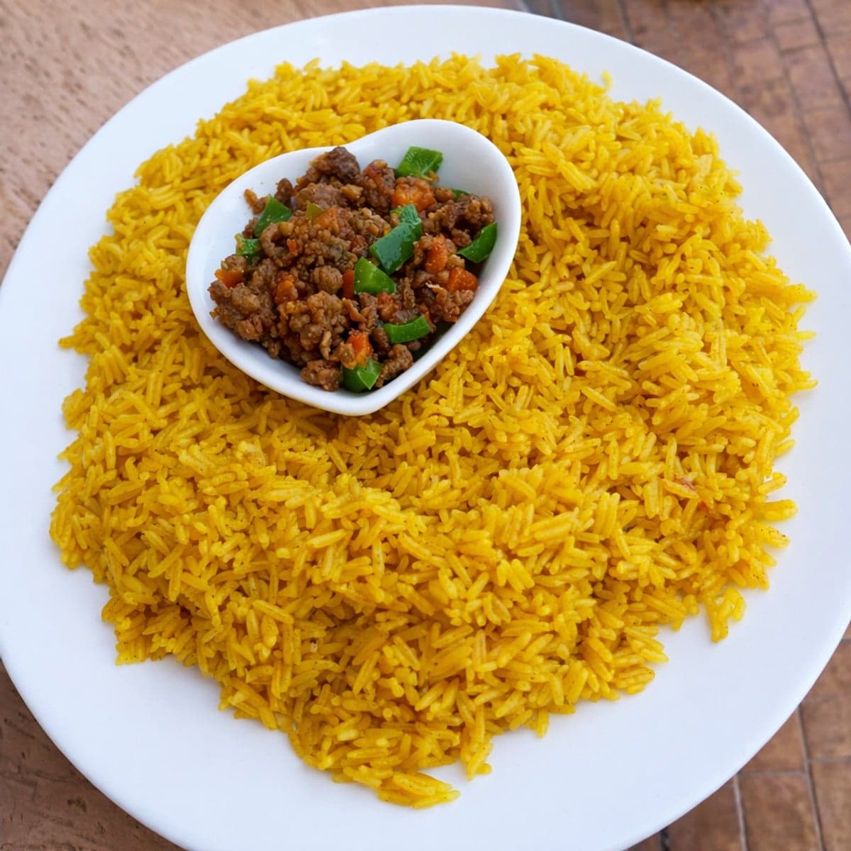 Riz au curry doré et bœuf haché sauté aux légumes croquants