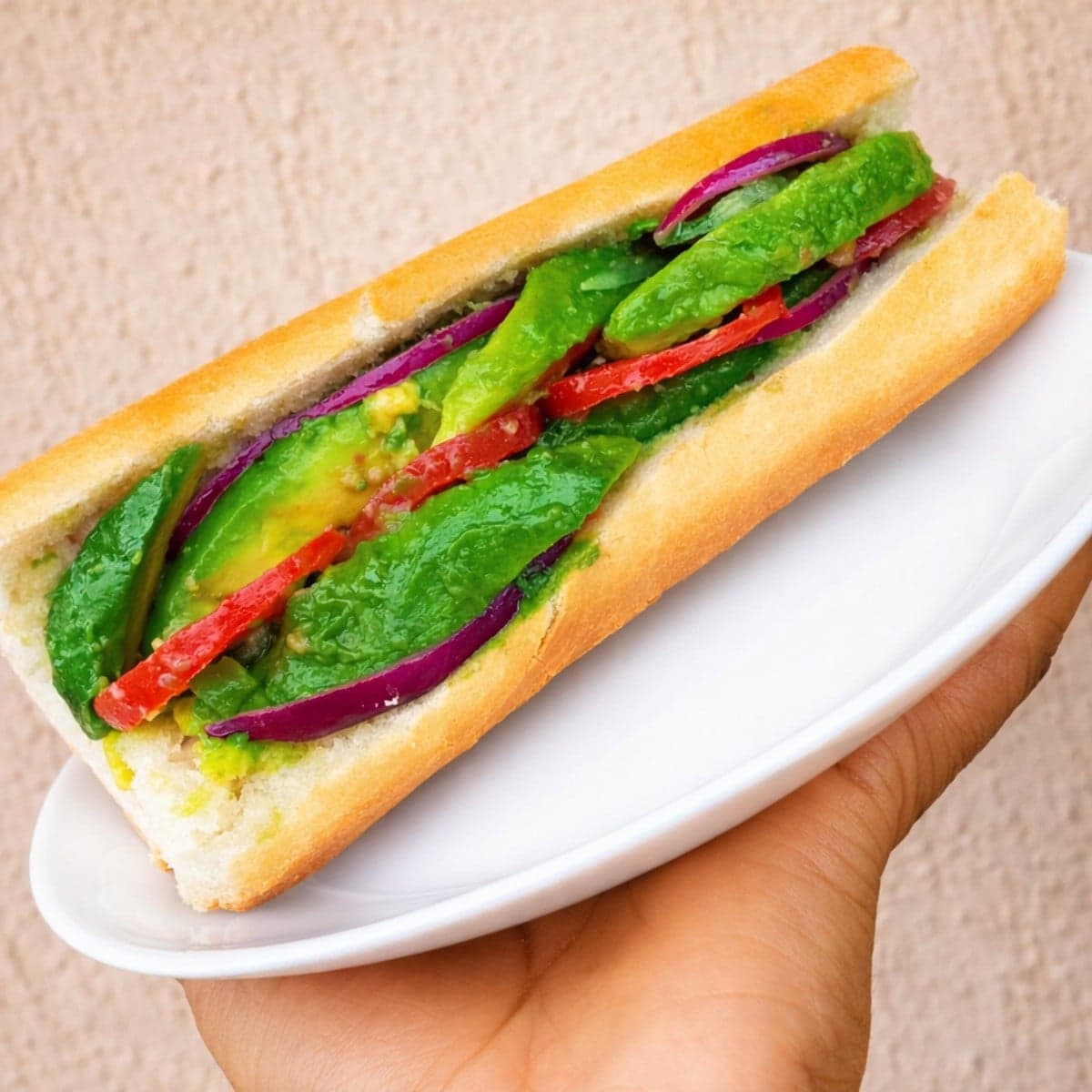 Sandwich à l’avocat et aux légumes frais