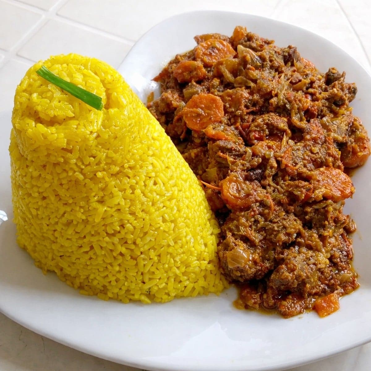 Soutrou de bœuf et riz au curcuma : recette ivoirienne