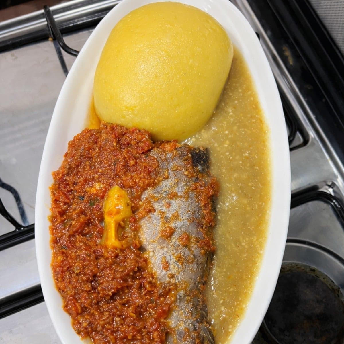 Biekosseu ou bieukosseu au poisson-chat le tout accompagné de foutou banane bien sucré.