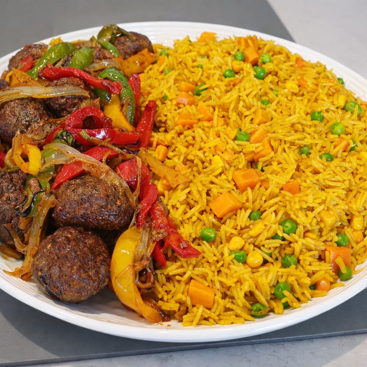 Boulettes de bœuf dorées et riz aux légumes : un plat coloré et savoureux