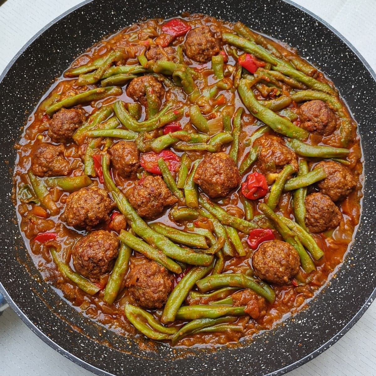 Haricots verts sautés aux boulettes : recette savoureuse