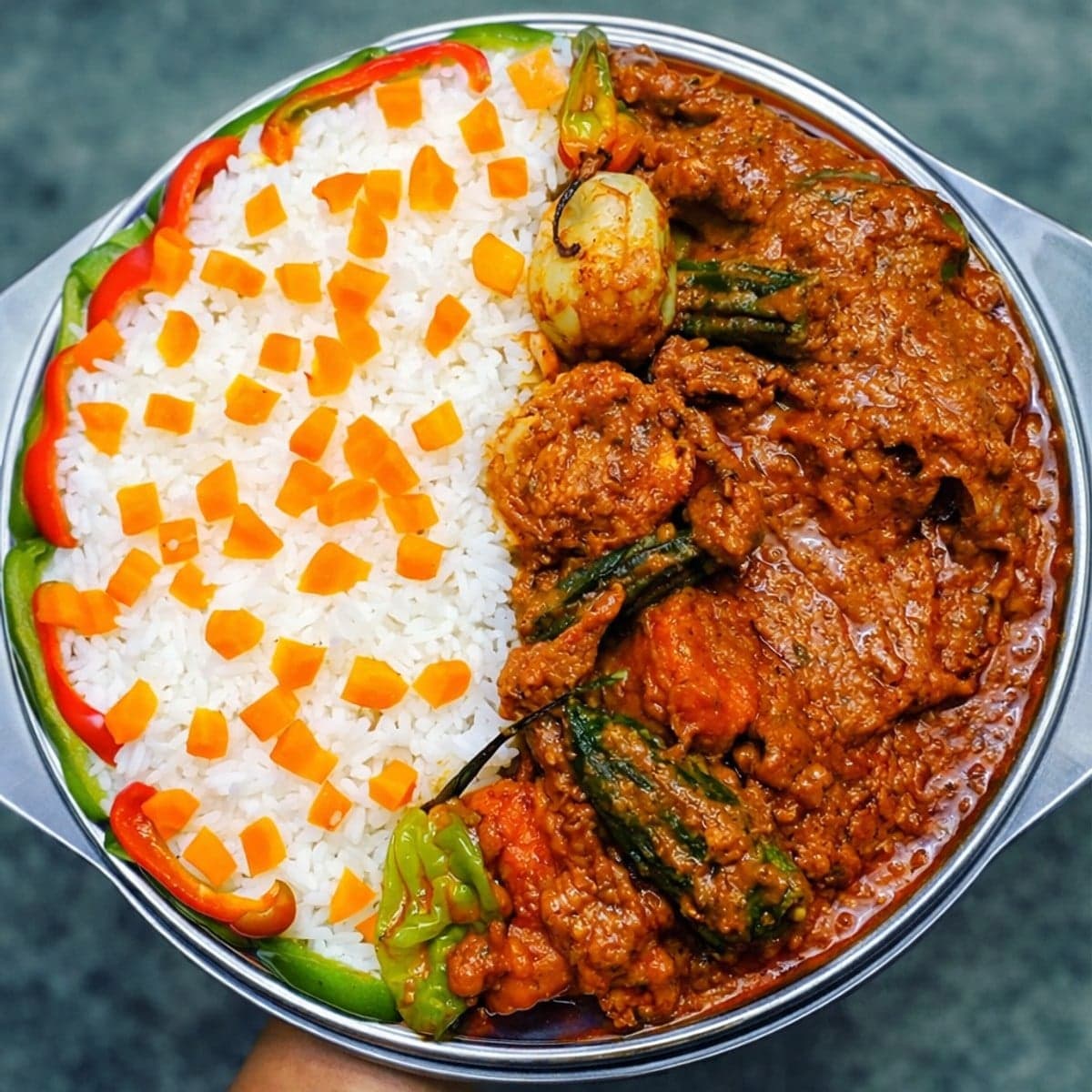 Mafé au Poulet Fumé : Un Délice Crémeux et Parfumé
