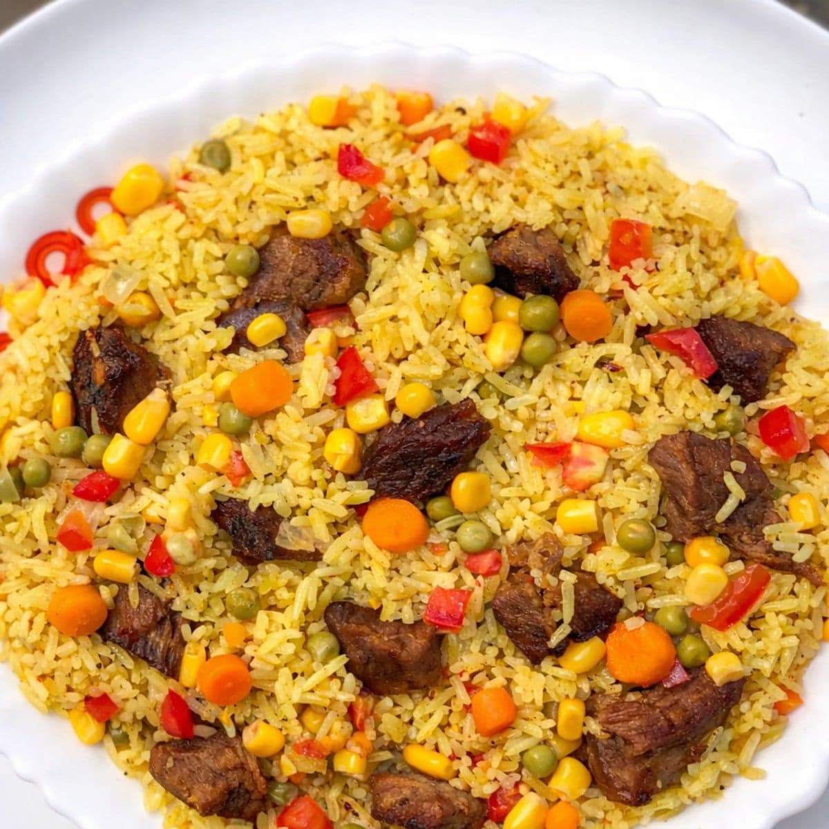 Riz sauté à la viande et aux légumes