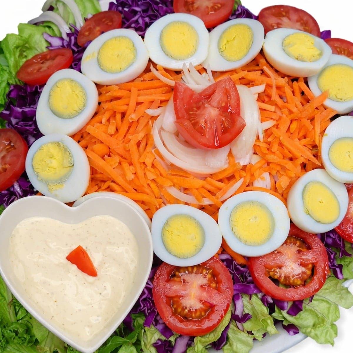 Salade et sa sauce vinaigrette.